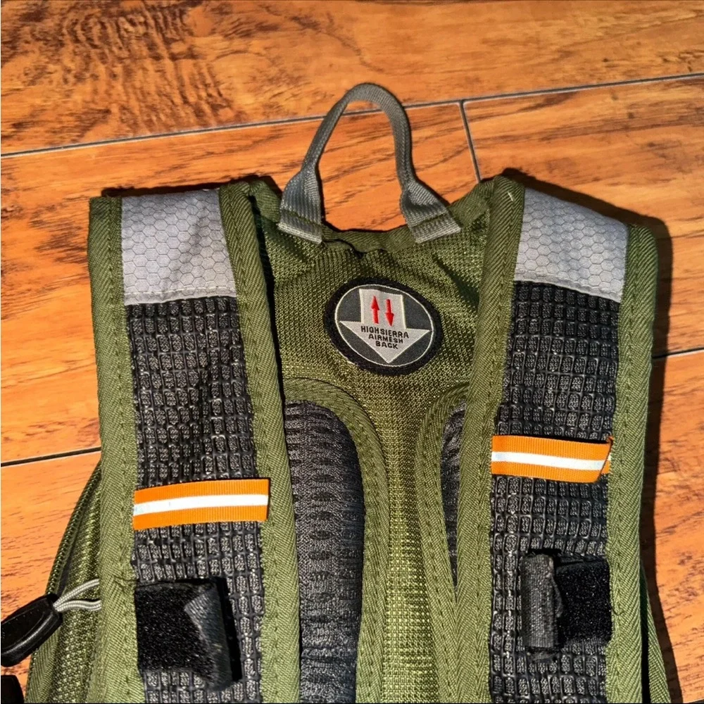 High Sierra Air Mesh Back Hydration Green/Gray Hiking Carry Padded Backpack. NN